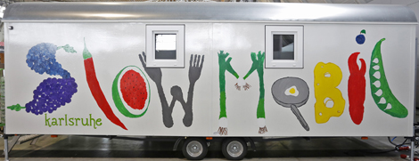 Genuss und Spaß: das mit Gaggenau-Geräten ausgestattete Slow Mobil für Kinder fährt zu Schulen und Kindergärten, um dem Nachwuchs eine gesunde Einstellung zu Nahrungsmitteln und ihrer Zubereitung näherzubringen.