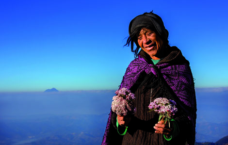 Der erste Tag einer langen Reise: Gewundene Straßen führten Reza zum höchsten Punkt einer Kaffeeplantage in Guatemala, auf dem ihm eine Nachfahrin der Mayas ohne jedes Wort Blumen überreichte. Foto: Reza